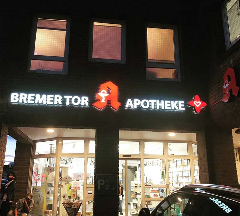 Aussenwerbung. - Bremer Tor Apotheke - Lichtreklame | ARTKURAT ® Werbeagentur - Bremen, Delmenhorst, Oldenburg | Kreativ im Detail.